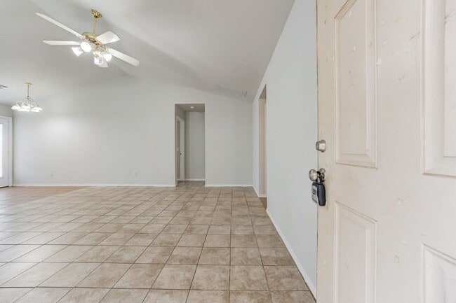 Building Photo - Cute 3BD/2BTH Duplex in Central East Norman!