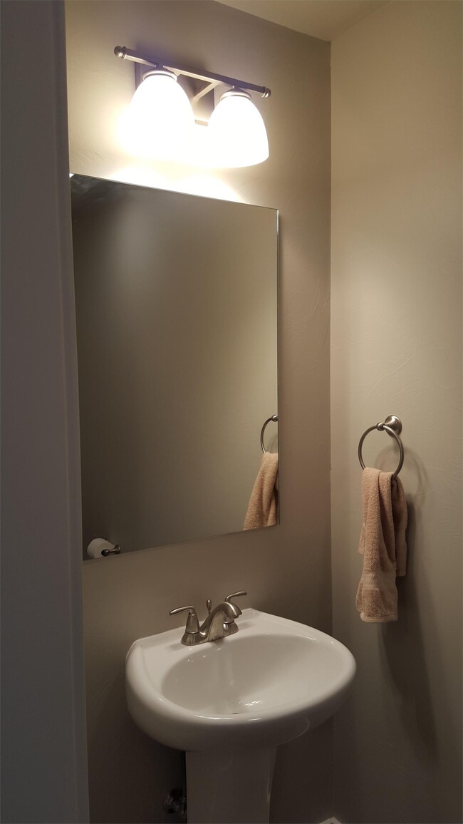 Building Photo - 726 Forest Glen Dr