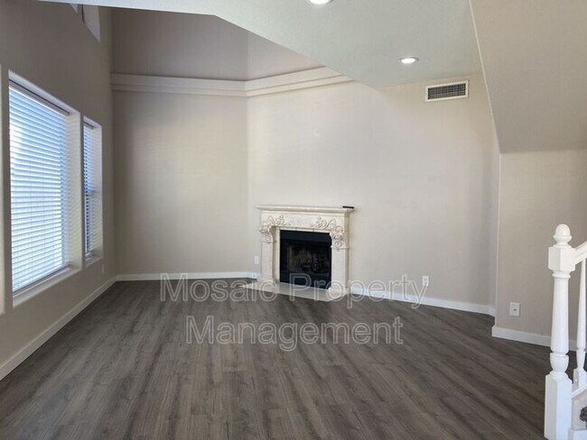 Building Photo - 4923 E Hazel Dr