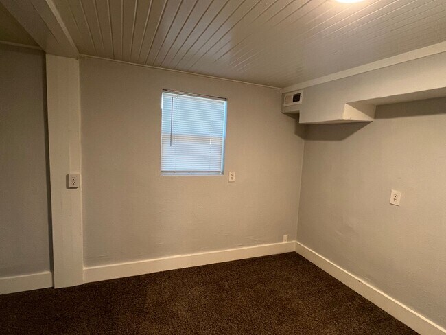 Building Photo - 3 Bedroom!