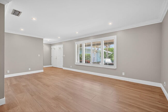 Building Photo - 905 Shore Dr