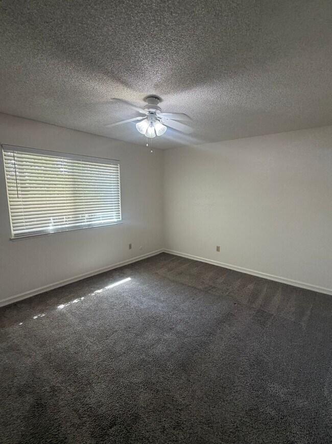 Building Photo - Charming 3 bedroom 2 bathroom home located in Hanford