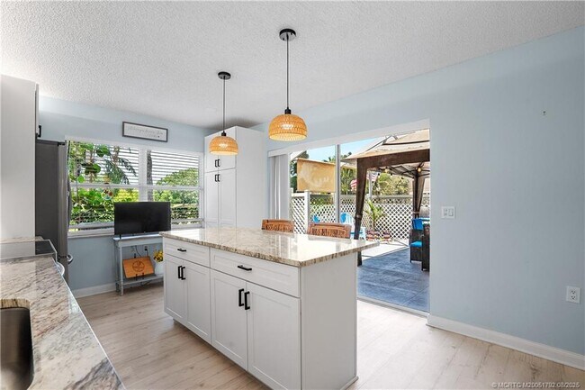 Building Photo - 3273 SW Sunset Trace Cir