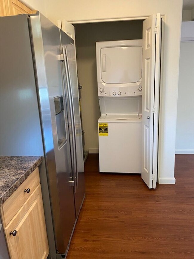 Building Photo - 2bd 1ba Updated Camas Townhome w/ 1214 sq ft!