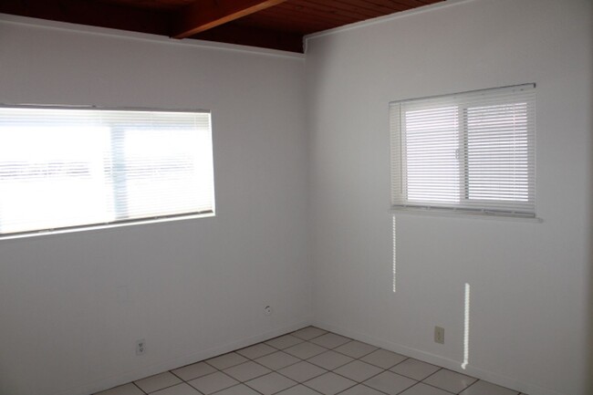 Building Photo - 527 Vaqueros Ave