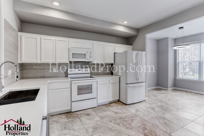 Building Photo - Beautiful 3-Level Hillsboro Townhouse in Quiet Cul-de-sac!