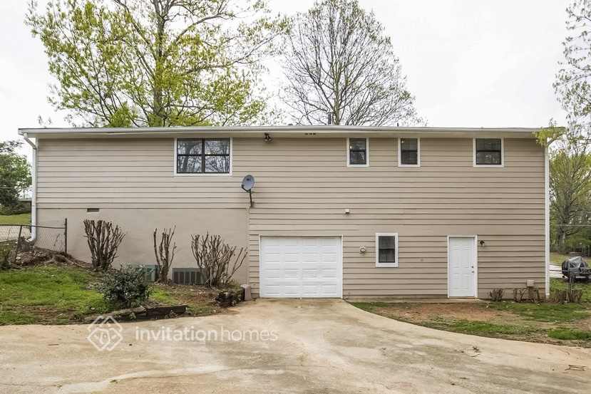 Building Photo - 4015 N Quail Dr