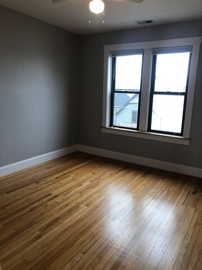 Building Photo - Avondale - Huge Top Floor 2-Bedroom/1-Bath...