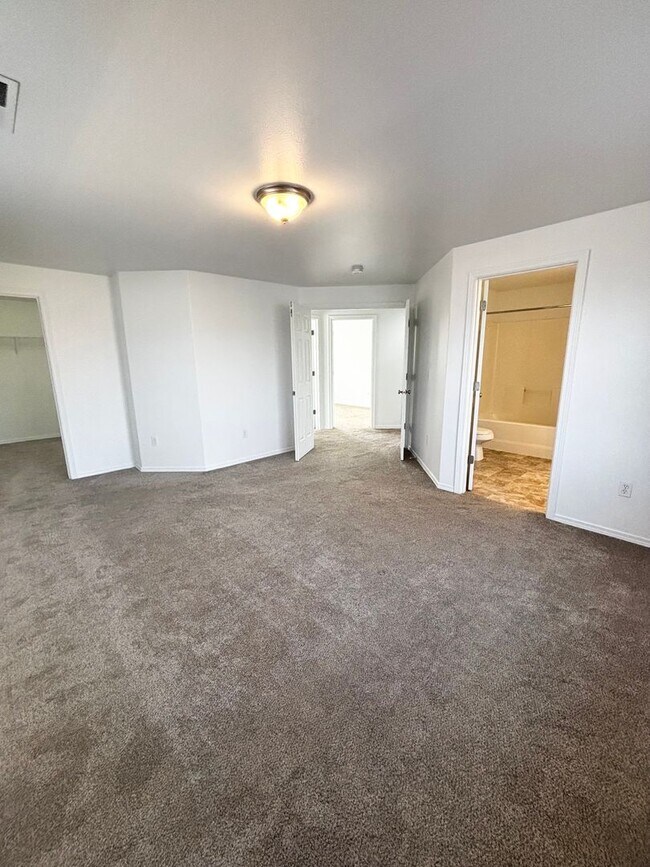 Building Photo - SW Bend House Near the Old Mill District, 4 Bdrms, 2.5 baths, A/C, Office/den, Dbl. Garage