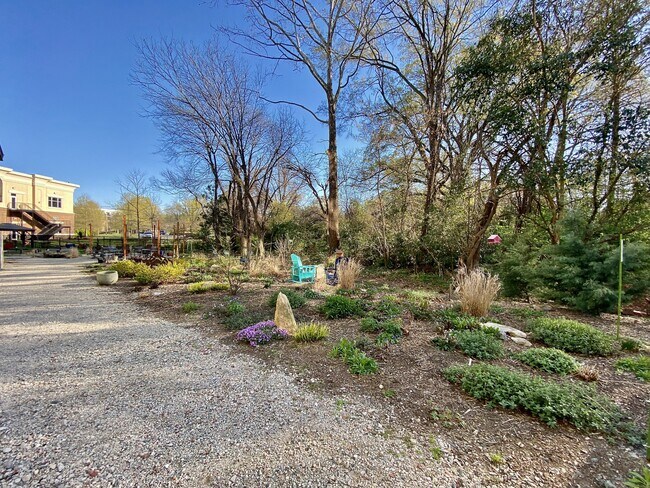 Building Photo - 610 Trent Dr