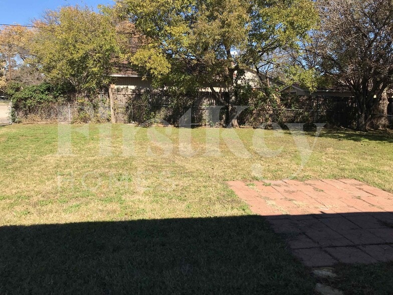 Building Photo - 701 E Mission St