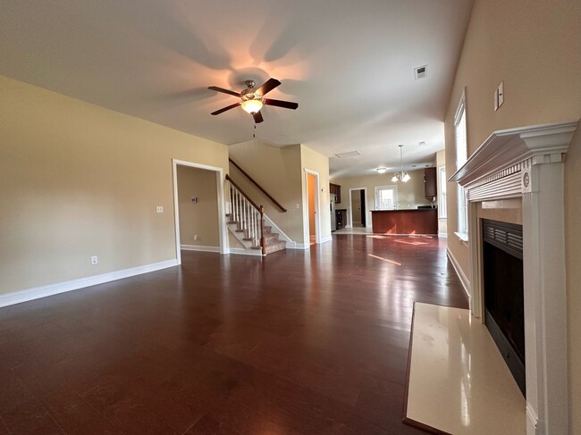 Building Photo - Perfect on Pineflat!