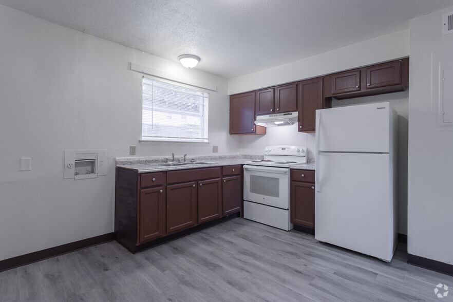 2BR, 1BA - Kitchen - Edgewater Apartments