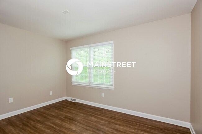 Building Photo - 4 Bedroom Pet-Friendly Home in Charlotte, NC with Main Street Renewal