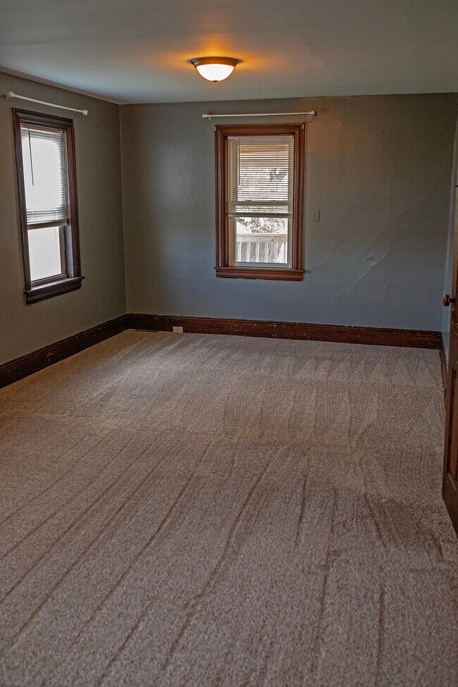 Bedroom 3 - 4022 E Newport Rd