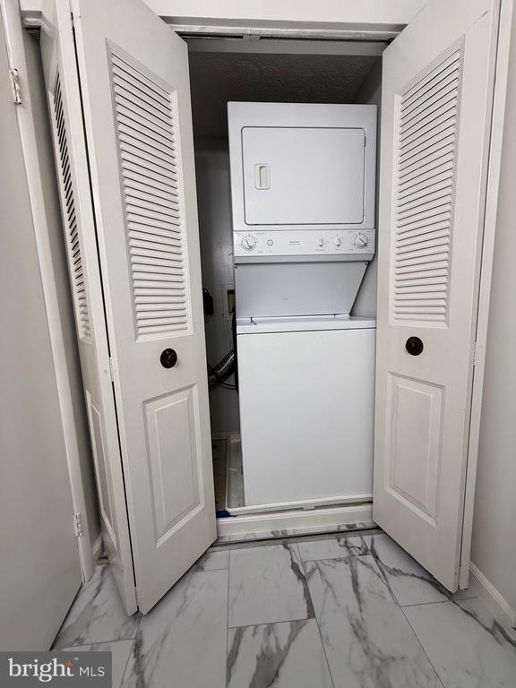 Building Photo - 19445 Breezedale Ln