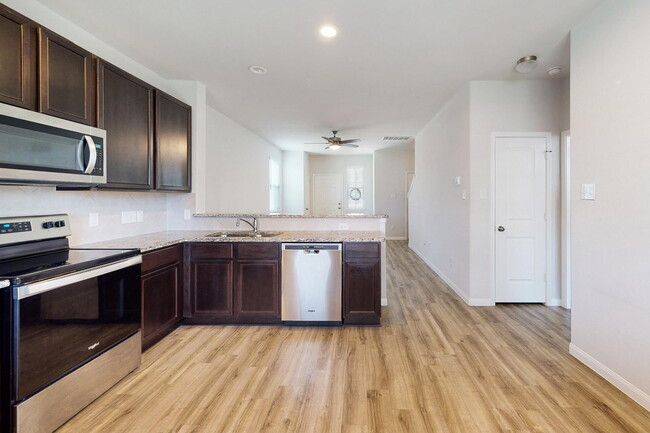 Building Photo - 5 bedroom 2.5 bath home in Bryan