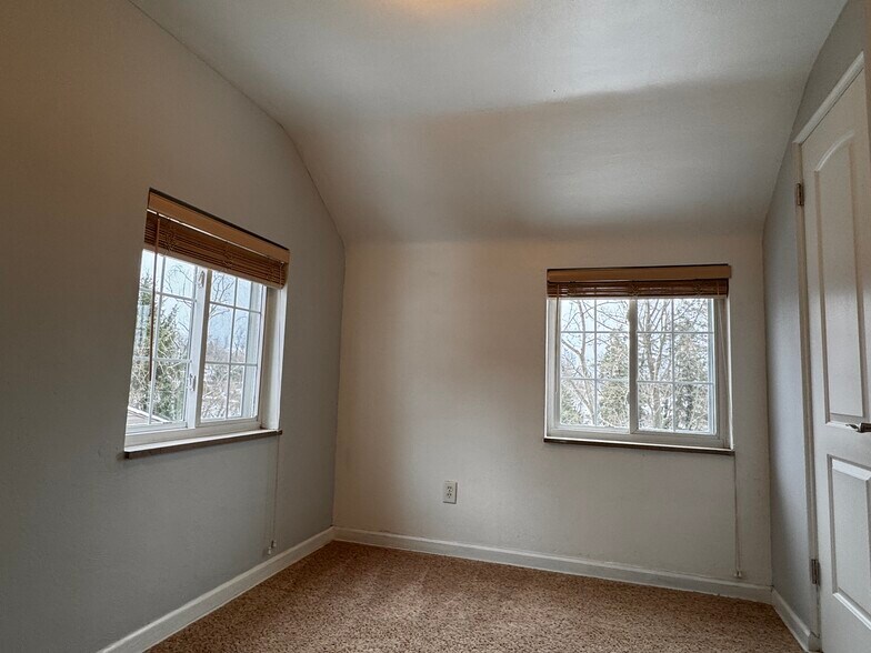 Building Photo - 849 Kewanna Ave