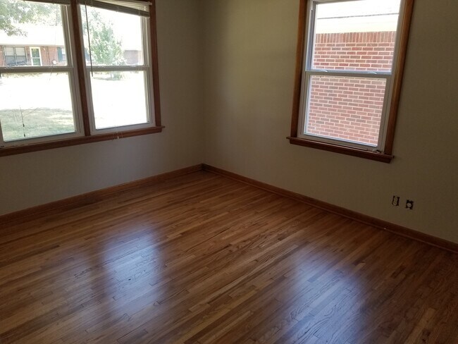 Building Photo - Midtown bungalow, beautiful hard wood floors, lots of natural light.