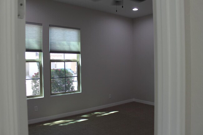 Building Photo - 3458 E Loma Vista St