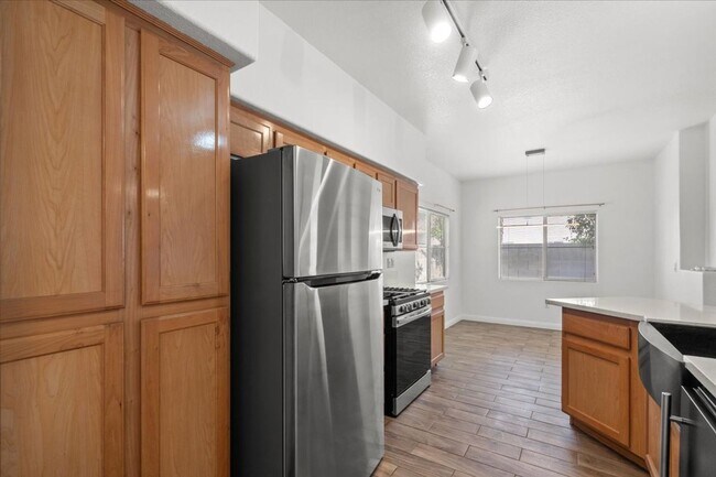 Building Photo - Charming 2-Bedroom First Floor Featuring Open Layout, Fireplace, Patio & Community Pool