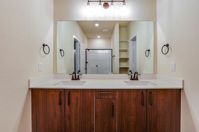 Building Photo - AVAILABLE NOW! GORGEOUS 4 BEDROOM DUPLEX L...