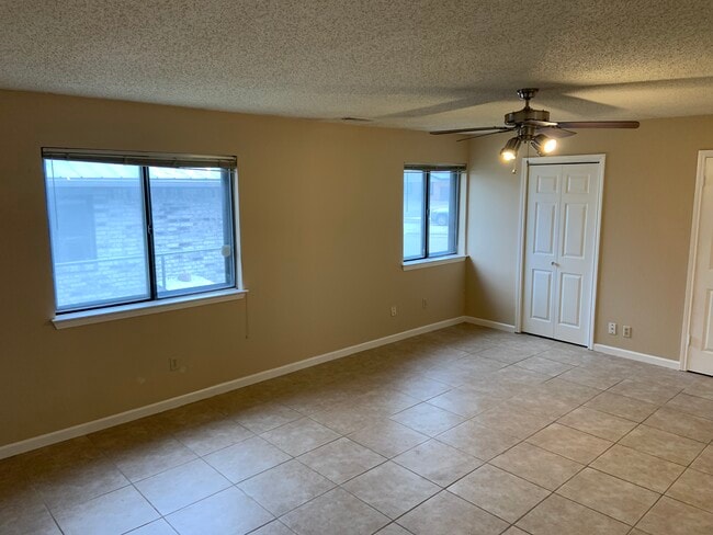 Building Photo - 2501 Majestic Dr