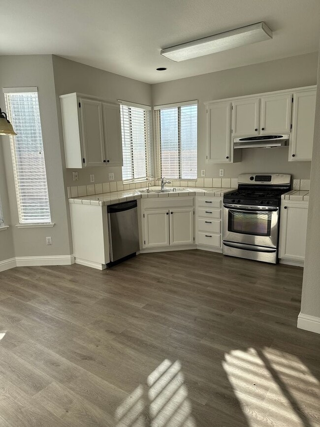 Building Photo - Great location