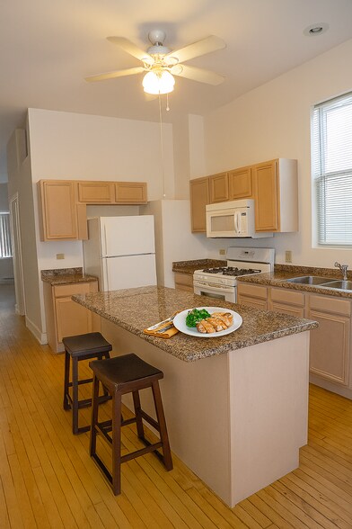 Building Photo - 2728 N Artesian Ave