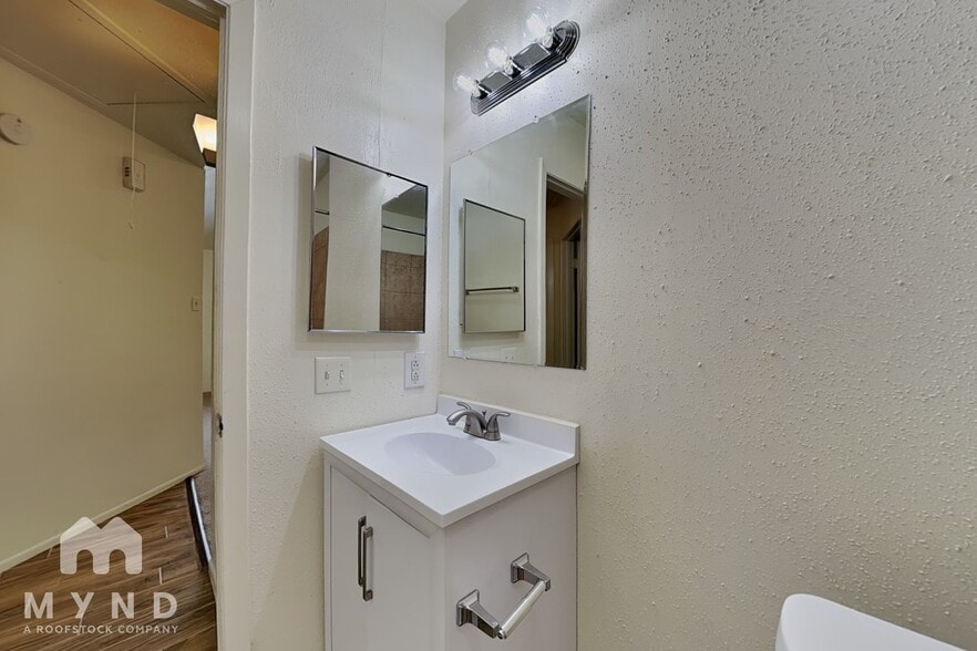 Building Photo - 10002 Green Valley Ln