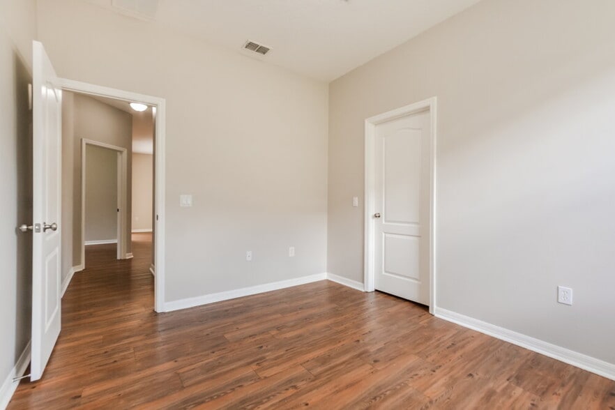 Building Photo - 10469 Moss Rose Way
