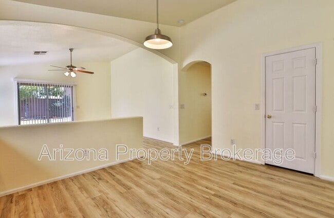 Building Photo - 1025 E Palomino Way