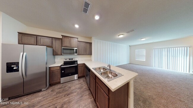 Building Photo - Inviting Townhouse