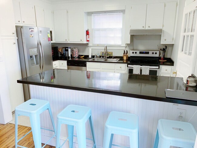 Building Photo - 3 Bedrooms 2 Full Bathrooms (one block fro...