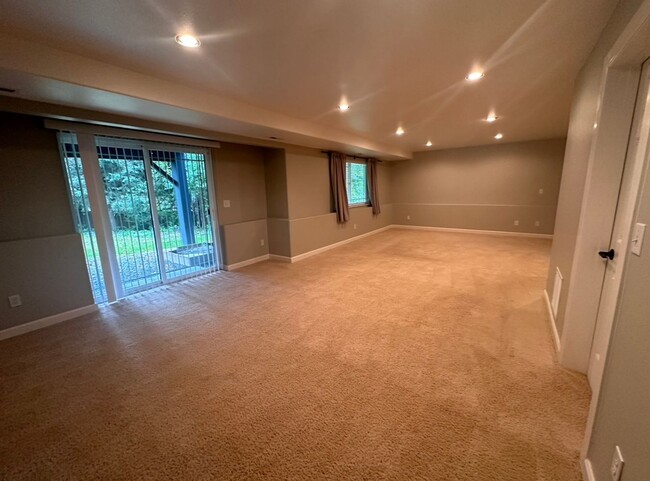 Building Photo - Stunning 3 level home with beautiful views
