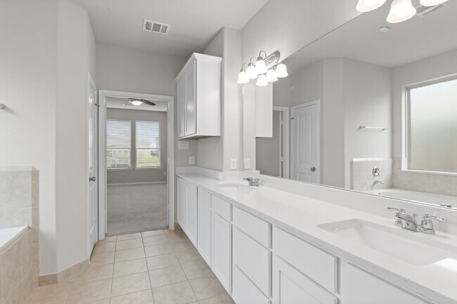 Building Photo - 29650 Kynndal Shore Dr