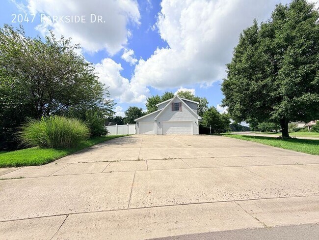 Building Photo - 2047 Parkside Dr