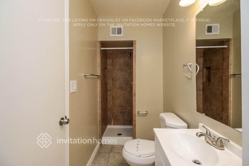 Building Photo - 1649 E 1st St