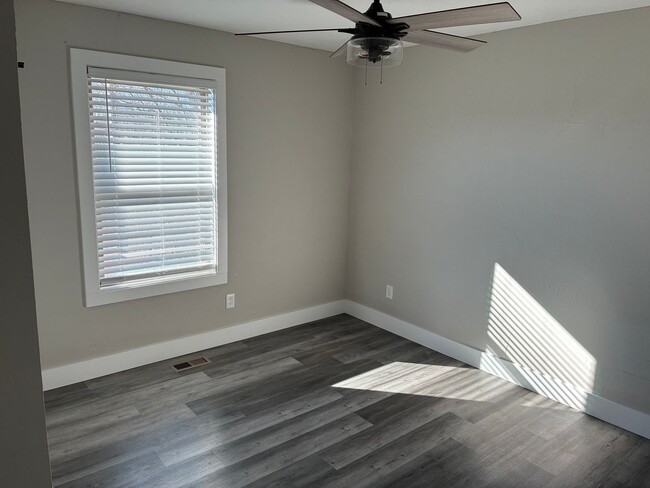 Building Photo - Beautiful 3 bedroom, 2 bath, 2 car garage duplex in Ozark! Spacious, granite with open / split be...