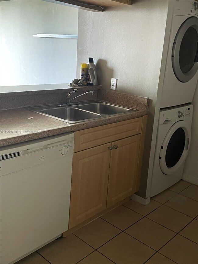 Building Photo - 102 SW 6th Ave