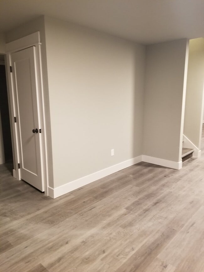 Building Photo - Newer 5 Bed, 3 Bath Home with over 3100+ s...