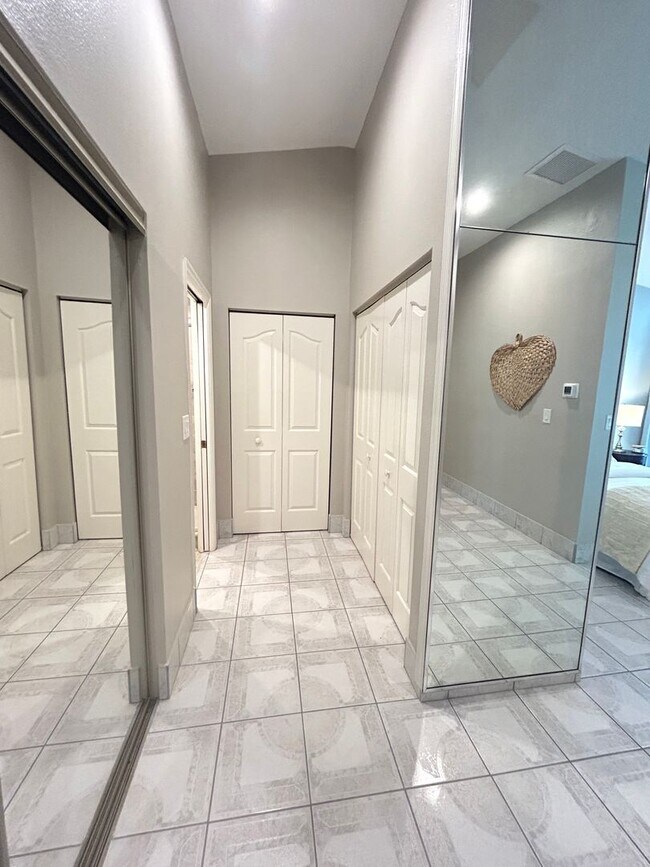 Building Photo - Gorgeous 3 Bed/3 Bath in Tranquil Gated Co...