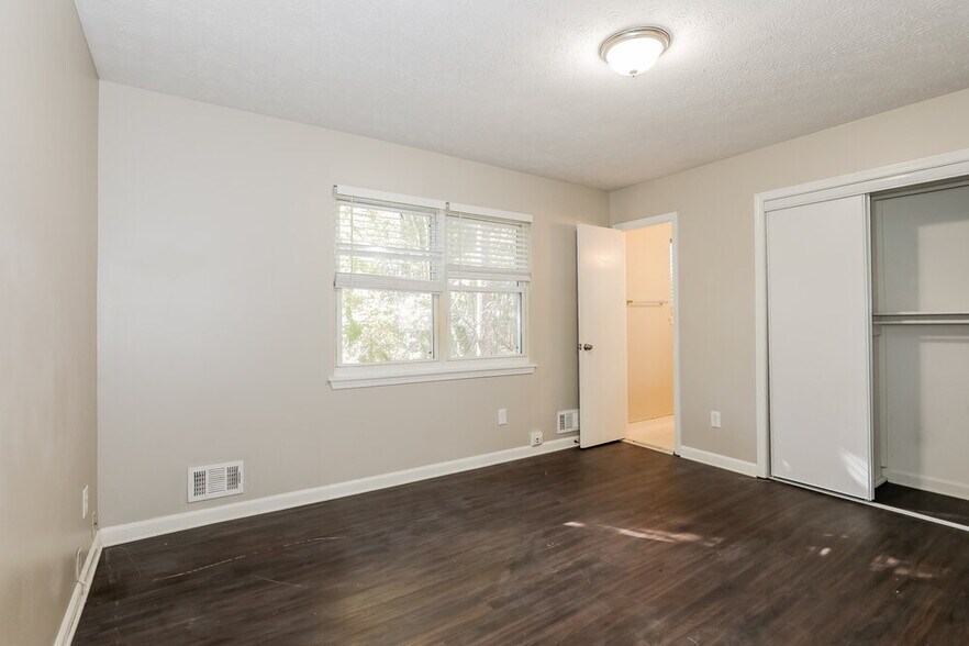 Building Photo - 446 Wexwood Dr