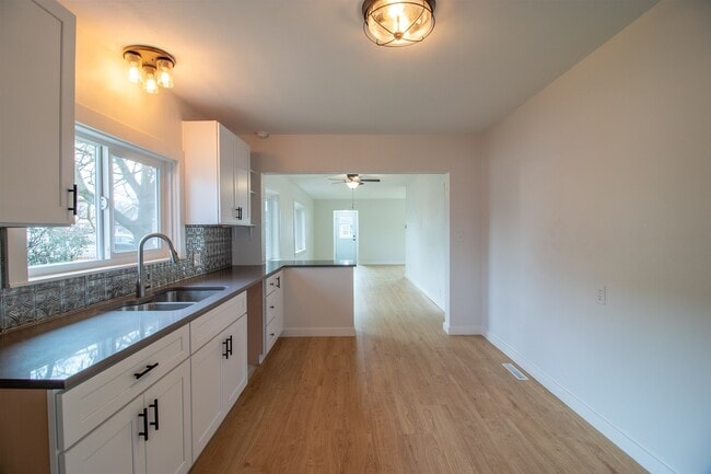 Building Photo - 1731 E Sanson Ave