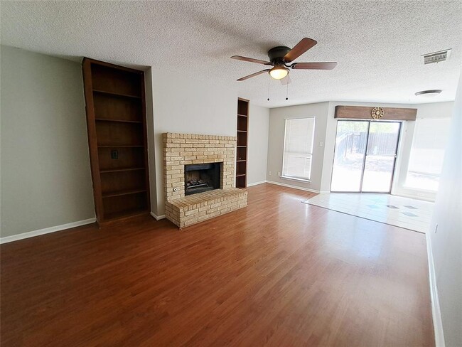 Building Photo - 9009 Sanger Dr