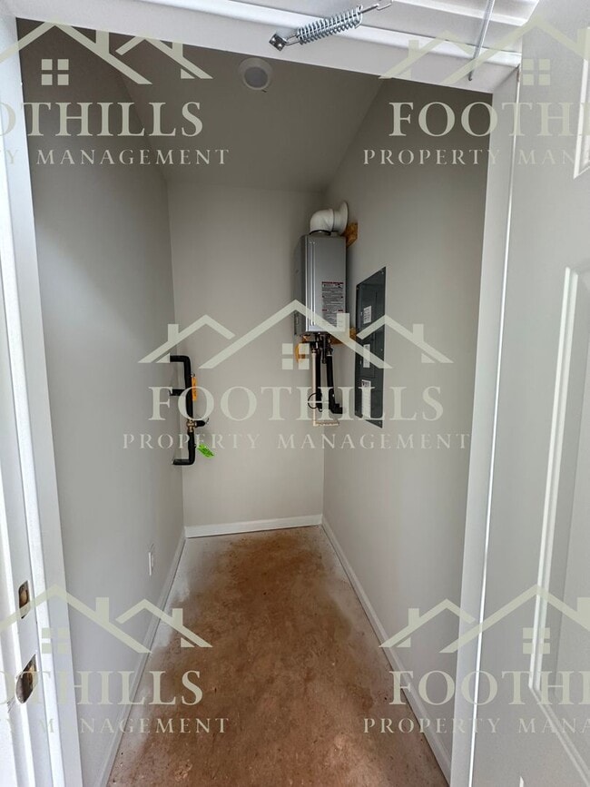 Building Photo - 104 Lowland Dr