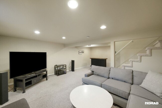 Building Photo - Spacious 4BR House in South Denver
