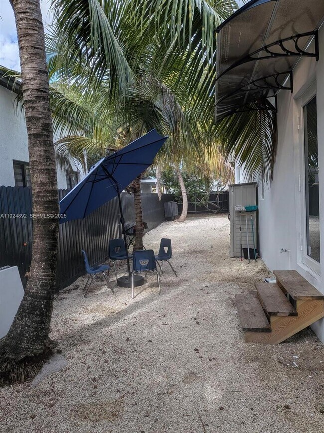 Building Photo - 911 Sharar Ave