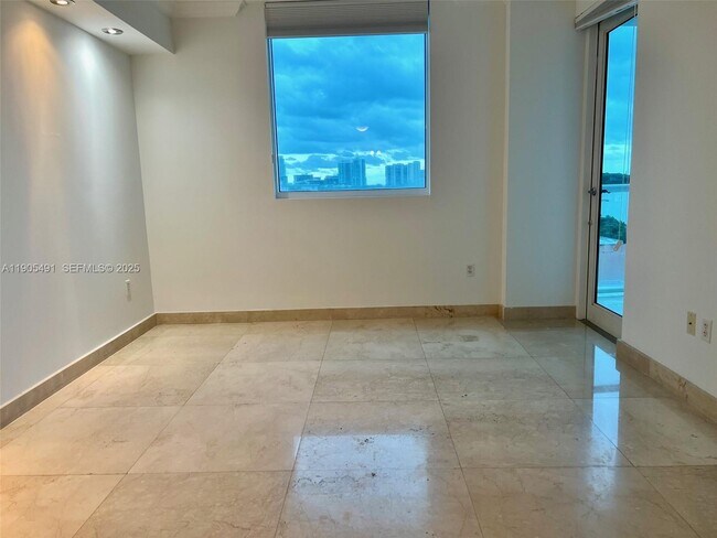 Building Photo - 1401 SW 22nd St