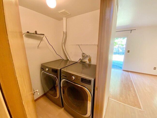 Building Photo - Stunning 4 Bedroom/2.5 bath- Move-In Ready Home with Private Backyard